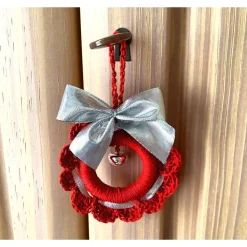 Weihnachts-Häkelkränzchen Baumschmuck in rot-silber mit Metallglöckchen handgemacht von Hobbyhaus