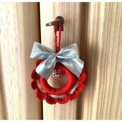 Weihnachts-Häkelkränzchen Baumschmuck in rot-silber mit Metallglöckchen handgemacht von Hobbyhaus