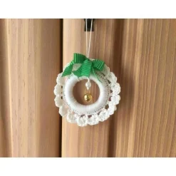 Weihnachts-Häkelkränzchen Baumschmuck in weiß mit grüner Schleife von Hobbyhaus