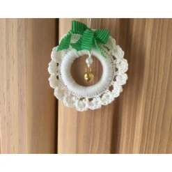 Weihnachts-Häkelkränzchen Baumschmuck in weiß mit grüner Schleife von Hobbyhaus