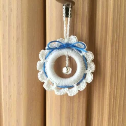 Weihnachts-Häkelkränzchen Geschenkeanhänger in weiß-hellblau mit Metallglöckchen von Hobbyhaus