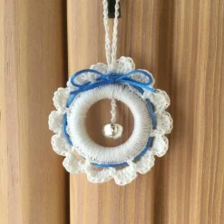 Weihnachts-Häkelkränzchen Geschenkeanhänger in weiß-hellblau mit Metallglöckchen von Hobbyhaus