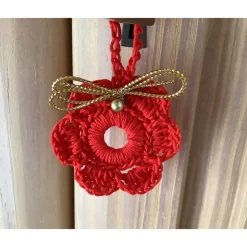 Weihnachts-Häkelkränzchen Geschenkeanhänger in rot mit 1 goldenen Perle und einer goldfarbenen Schleife verziert