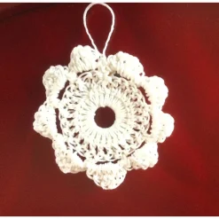 Weihnachts-Häkelkränzchen in weiß mit Perlen und Sternchen verziert