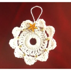 Weihnachts-Häkelkränzchen in weiß mit Perlen und Sternchen verziert