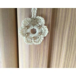 Weihnachts-Häkelkränzchen in beige mit braunen Perlen und Holzsternchen verziert