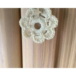 Weihnachts-Häkelkränzchen in beige mit weißen Perlen und Holzsternchen