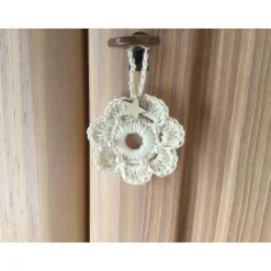 Weihnachts-Häkelkränzchen in beige mit weißen Perlen und Holzsternchen