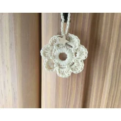 Weihnachts-Häkelkränzchen in beige mit weißen Perlen und Holzsternchen