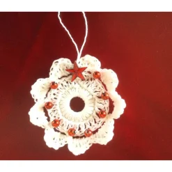 Weihnachts-Häkelkränzchen in weiß mit roten Perlen handgemacht von Hobbyhaus
