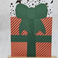 Weihnachtskarte „Festliches Geschenk in Korallrot & Tannengrün“ – Handgemachte Karte mit Gutscheinfach | Edle Schleifeno