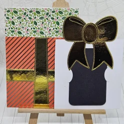 Weihnachtskarte „Goldene Geschenkbox“ – Handgefertigte Karte mit Gutscheinfach | Korallrot & Gold | Edle Schleifenoptik