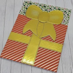 Weihnachtskarte „Goldene Geschenkbox“ – Handgefertigte Karte mit Gutscheinfach | Korallrot & Gold | Edle Schleifenoptik