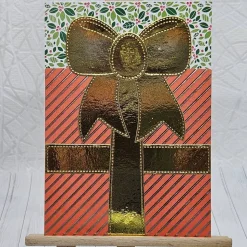 Weihnachtskarte „Goldene Geschenkbox“ – Handgefertigte Karte mit Gutscheinfach | Korallrot & Gold | Edle Schleifenoptik