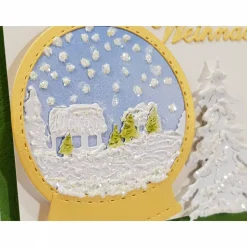 Weihnachtskarte in weiß und gold Schneekugel mit glitzernder Winterlandschaft