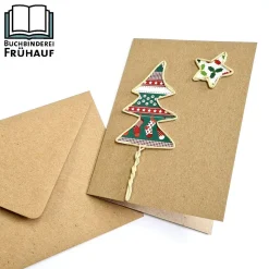 Weihnachtskarte mit Papierdrahtfiguren Tannenbaum und Stern