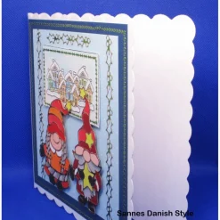 Weihnachtskarte mit süßen Wichteln und verschneitem Dorf – 3D Stickerkarte mit Umschlag in Rot, Grün und Blautönen