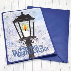 Weihnachtskarte verschneite Laterne – Elegante A6-Karte mit Kerzenmotiv