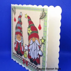 Weihnachtskarte Wichtel – Handgemachte Stickerkarte mit Tannenzweigen & Schleife, rot grau grün, 15x15cm