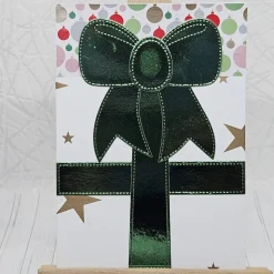 Weihnachtskarte „Winterliches Geschenk in Weiß & Glanzgrün“ – Handgefertigte Karte mit Gutscheinfach | Festliche Schleif