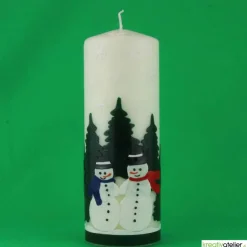 Weihnachtskerze personalisierbar –Winterkerze mit Schneemännern und Tannenwald, perfekt als Deko oder Weihnachtsgeschenk