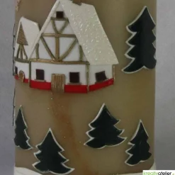 Weihnachtskerze personalisierbar – taupefarbene Winterkerze mit Winterdorf, ideales Geschenk oder Deko