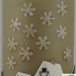 Weihnachtskerze personalisierbar – taupefarbene Winterkerze mit Winterdorf, ideales Geschenk oder Deko