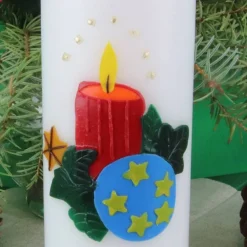 Weihnachtskerze personalisierbar – weiße Kerze mit roter Kerze und Kugel, perfekt als Weihnachtsgeschenk oder Deko