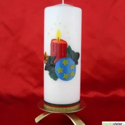 Weihnachtskerze personalisierbar – weiße Kerze mit roter Kerze und Kugel, perfekt als Weihnachtsgeschenk oder Deko