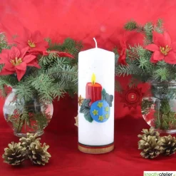 Weihnachtskerze personalisierbar – weiße Kerze mit roter Kerze und Kugel, perfekt als Weihnachtsgeschenk oder Deko