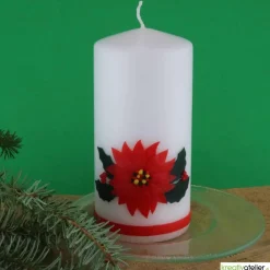 Weihnachtskerze personalisierbar – weiße Kerze mit Weihnachtsstern und Ilex, handverziert, ideal als Weihnachtsgeschenk