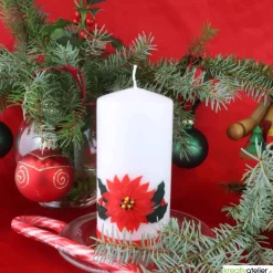 Weihnachtskerze personalisierbar – weiße Kerze mit Weihnachtsstern und Ilex, handverziert, ideal als Weihnachtsgeschenk