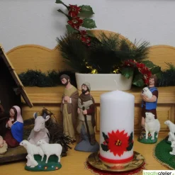 Weihnachtskerze personalisierbar – weiße Kerze mit Weihnachtsstern und Ilex, handverziert, ideal als Weihnachtsgeschenk