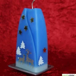 Weihnachtskerze personalisierbar – Doppelbogen-Kerze blau mit Waldtieren, handgegossen perfekte Winterdeko