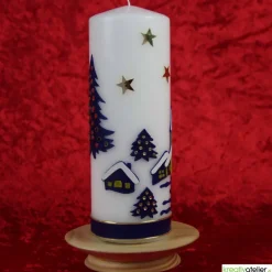 Weihnachtskerze personalisierbar – weiße Kerze mit Weihnachtsdorf, ideal als Weihnachtsgeschenk oder Adventsdeko