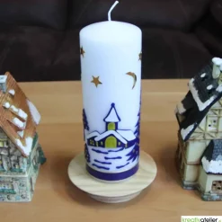 Weihnachtskerze personalisierbar – weiße Kerze mit Weihnachtsdorf, ideal als Weihnachtsgeschenk oder Adventsdeko
