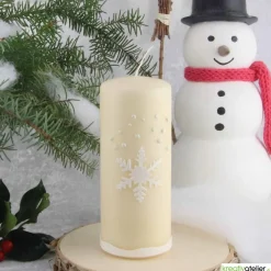 Weihnachtskerze personalisierbar – Winterkerze creme mit Schneeflocke, handverziert, festliche Deko oder Geschenk