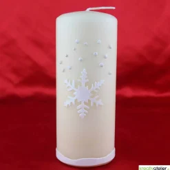 Weihnachtskerze personalisierbar – Winterkerze creme mit Schneeflocke, handverziert, festliche Deko oder Geschenk