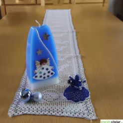 Weihnachtskerze personalisierbar – Doppelbogen-Kerze blau mit Engel, handgegossen, perfekte Winterdeko