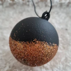 Weihnachtskugeln aus Acryl in Schwarz und Kupfer, handbemalt, verschiedene Ausführungen