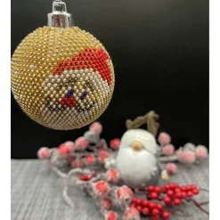 Weihnachtskugeln gehäkelt mit Baumwollgarn und kleinen Glasperlen