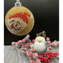 Weihnachtskugeln gehäkelt mit Baumwollgarn und kleinen Glasperlen