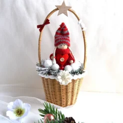 Weihnachtspüppchen rot-weiß im Korb (mittel) mit Deko