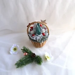 Weihnachtspüppchen rot-weiß im Korb (klein) mit Deko