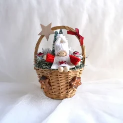 Weihnachtspüppchen rot-weiß im Korb (klein) mit Deko