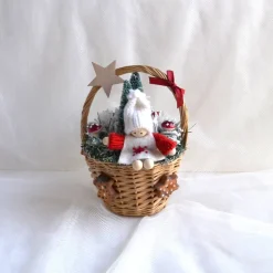 Weihnachtspüppchen rot-weiß im Korb (klein) mit Deko