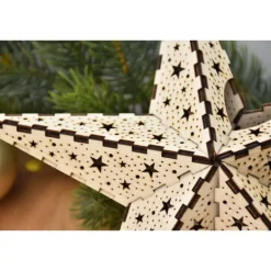 Weihnachtsstern aus Holz, filigran und detailreich, festliche Dekoration zum Aufhängen an Fenster oder Tür