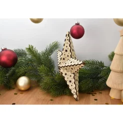 Weihnachtsstern aus Holz, filigran und detailreich, festliche Dekoration zum Aufhängen an Fenster oder Tür