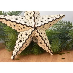 Weihnachtsstern aus Holz, filigran und detailreich, festliche Dekoration zum Aufhängen an Fenster oder Tür