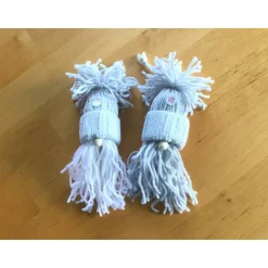 Weihnachtswichtel Gnome 2er Set in hellgrau und hellgrau-weiß handgemacht von Hobbyhaus